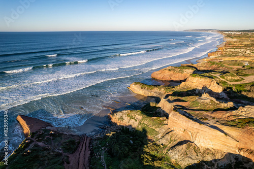 Luftaufnahme der Küste, Klippen und Strand der Praias Baleal bei Peniche in Portugal