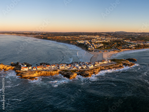 Luftaufnahme der Küste und der Halbinsel Baleal bei Peniche in Portugal bei Sonnenuntergang