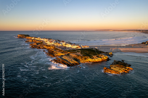 Luftaufnahme der Küste und der Halbinsel Baleal bei Peniche in Portugal bei Sonnenuntergang