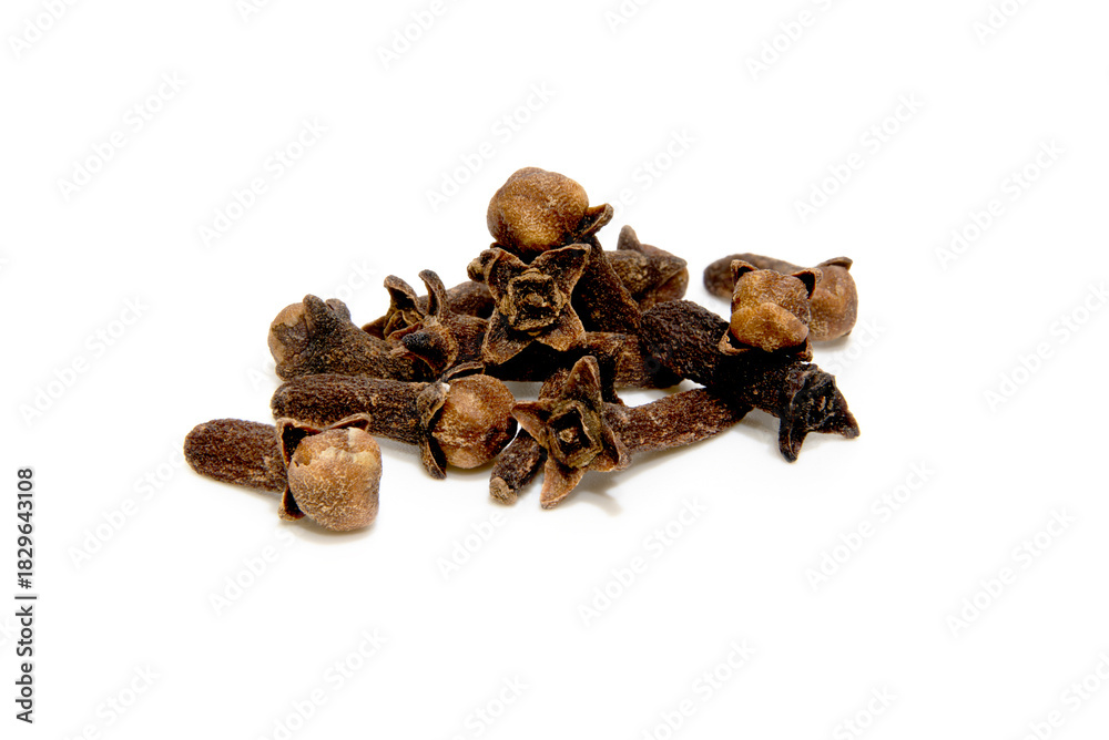 Obraz premium Whole Dried Cloves Spice Pile Isolated White Background Culinary Aromatic