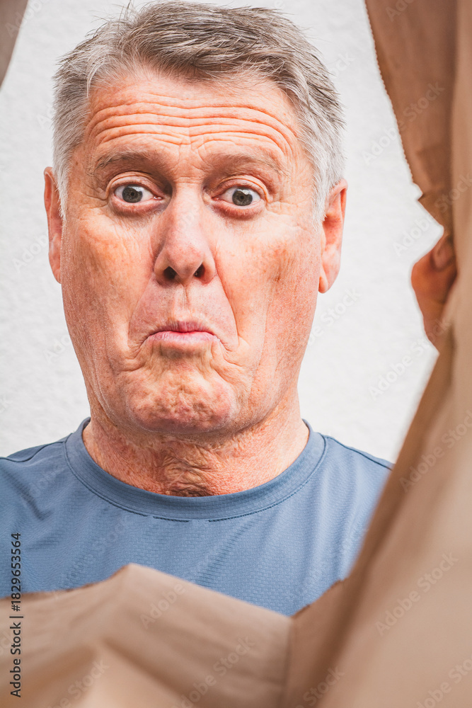 Fototapeta premium Blick in die Einkaufstasche