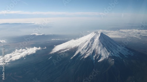 上空から見た雪化粧の富士山
