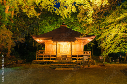 岩手県平泉町 秋の中尊寺、ライトアップされた経蔵