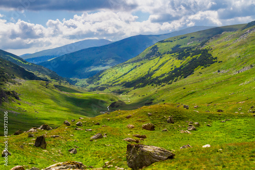 Canvas Print A beautiful valley in the Parang Mountains near  Urdele Pass