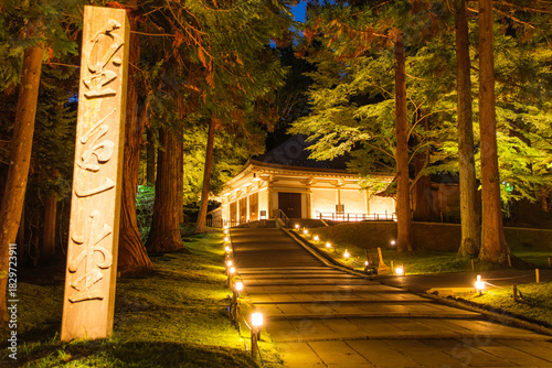 岩手県平泉町 中尊寺金色堂 秋のライトアップ