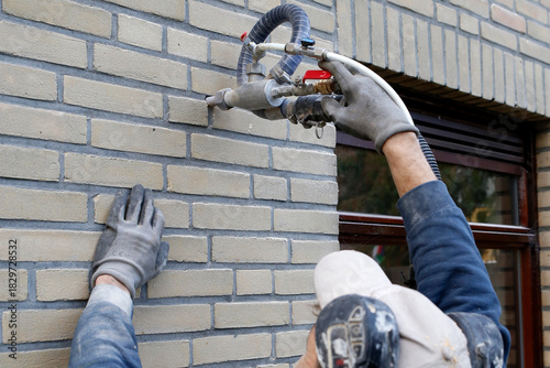 House insulation by injecting microbead pearls in the cavity walls