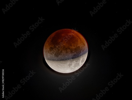 Lunar Eclipse with Visible Turquoise Fringe – Rare Atmospheric Scattering Phenomenon