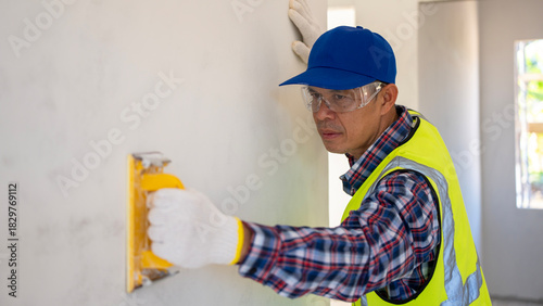 Foto Construction worker applying finishing touches residential interior photography