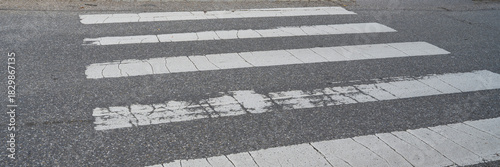 Straße mit Zebrastreifen