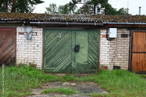 Rustikale Hinterhofgaragen in Lettland