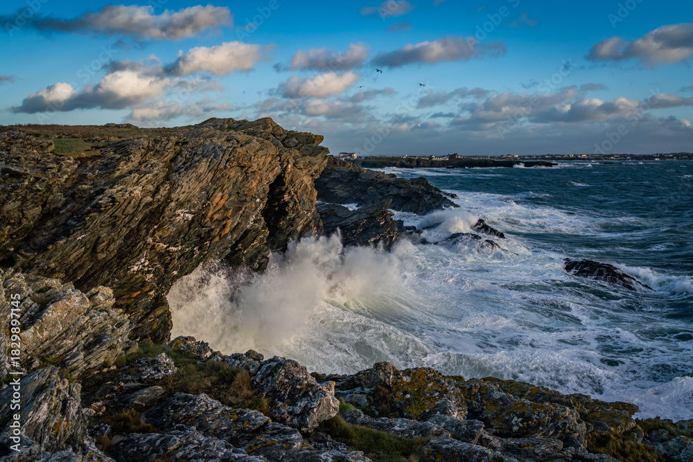 Obraz premium sunset at Porth dafarch on the Isle of Anglesey