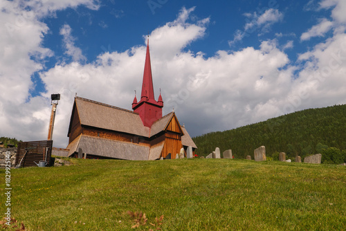 Die Stabkirche zu Ringebu ist ein Kirchengebäude in der norwegischen Gemeinde Ringebu im Fylke Innlandet. Gesehen auf dem Pilgerweg Olavsweg, Gudbrandsdalenleden von Oslo nach Trondheim