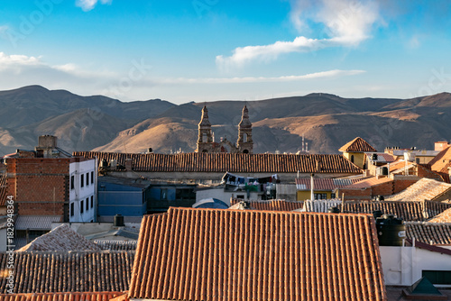 Foto Potosi urban skyline featuring cathedral and mountains