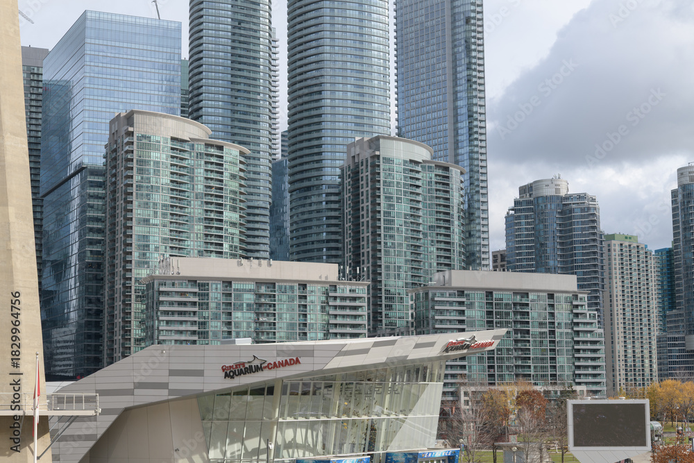 Fototapeta premium exterior buildings seen from Rogers Centre, incl Ripley's Aquarium of Canada and condominium complexes, Toronto