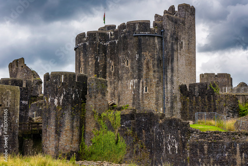 Tableau sur toile Ancient stone ruins of the 13th century Caerphilly Castle under a dramatic cloud