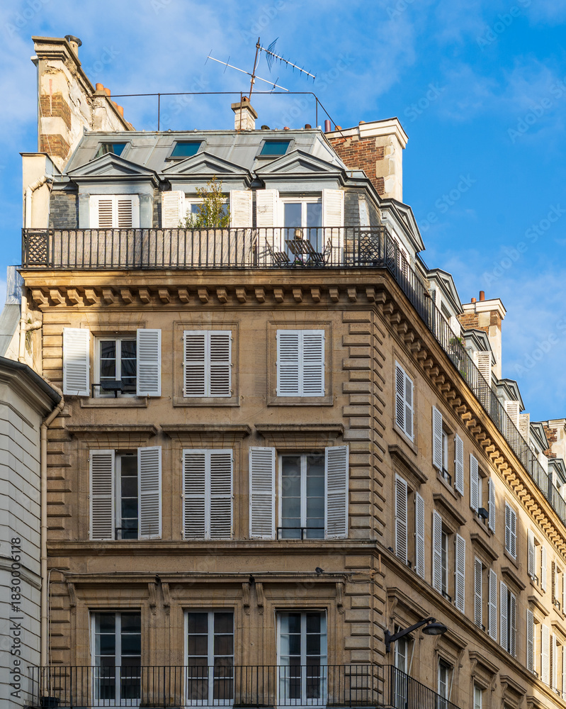 Fototapeta premium Immeuble ancien typique parisien, France