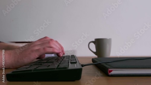 Büroarbeit mit Kaffee