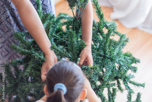 Primer plano de manos colocando un adorno