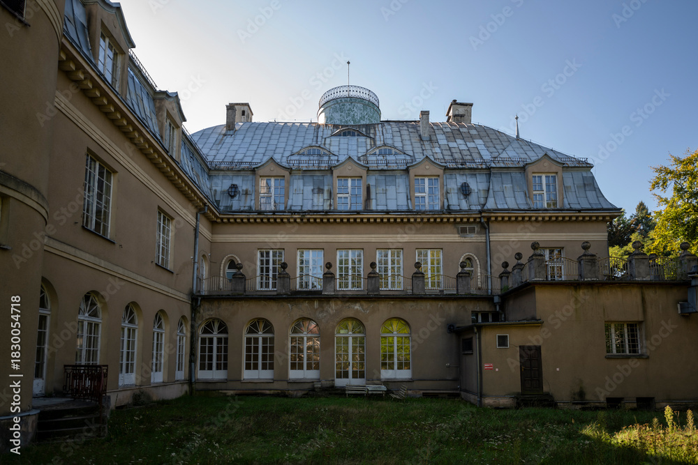 Obraz premium Abandoned Historic Mansion Interior With Atmospheric Decay and Detailed Old Architecture