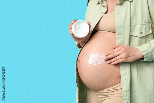 Young pregnant woman applyi...