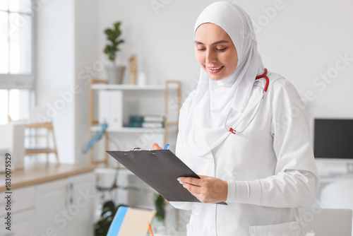 Female Muslim doctor in hij...