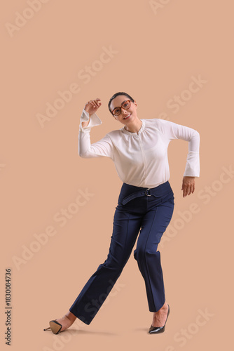 Foto Businesswoman in pose of marionette on beige background