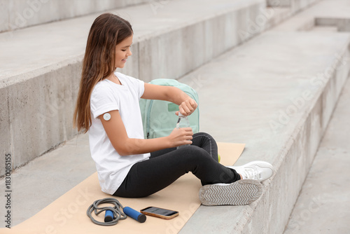 Teenage diabetic girl with ...