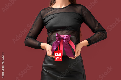 Young woman with gift box o...