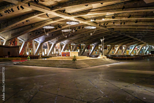 Foto Interior of the Basilica of Saint Pius X in Lourdes, France