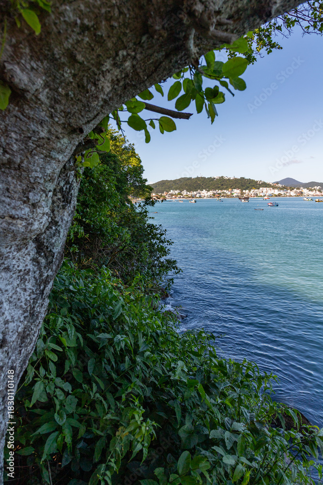Fototapeta premium Boats and Buildings at Bombinhas beach