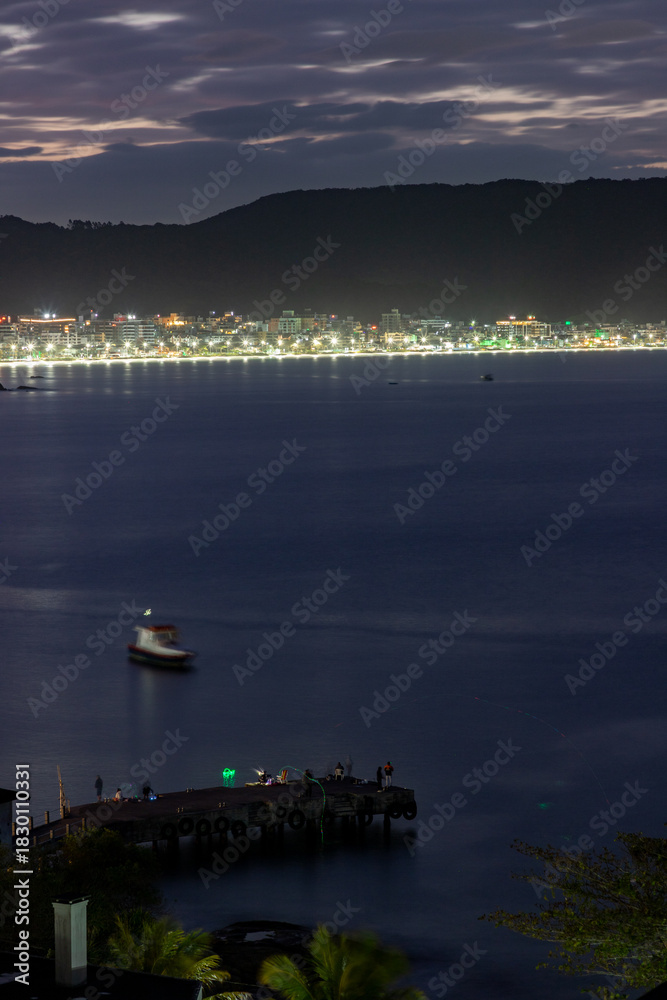 Fototapeta premium Lights at Bombinha beach on sunset