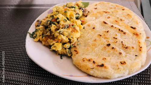 Desayuno caliente de arepa con huevo 