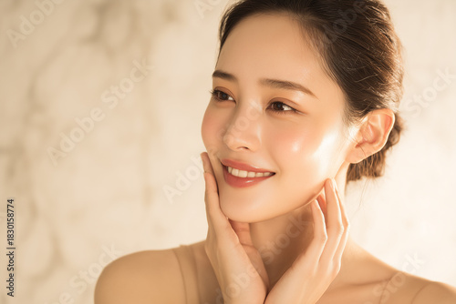 頬に手を当てる美肌の日本人女性