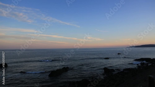 冬の晴れた朝の空と海。