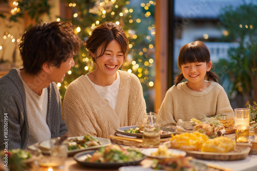 クリスマスパーティーを楽しむ日本人の家族