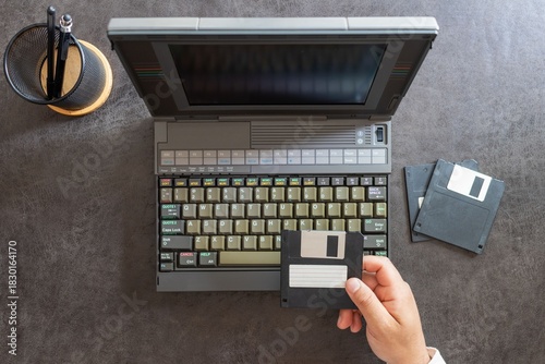 Fotografie hands of a man working with floppy disks