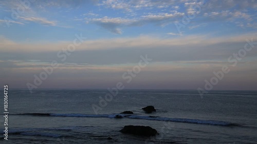 冬の晴れた朝の空と海。