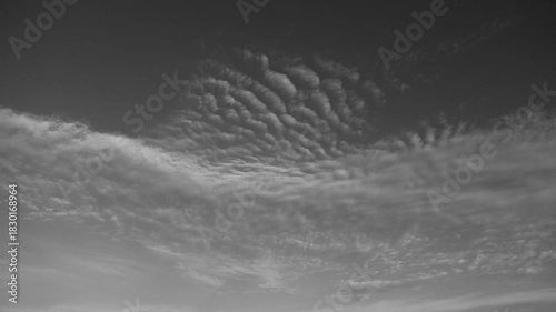 冬の晴れた朝の空と海。