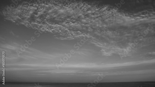 冬の晴れた朝の空と海。