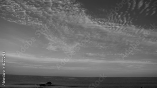 冬の晴れた朝の空と海。