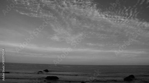 冬の晴れた朝の空と海。