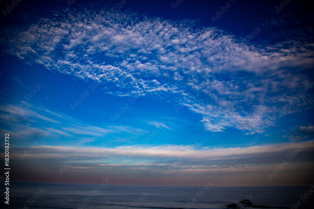 Fototapeta premium 冬の晴れた朝の空と海。