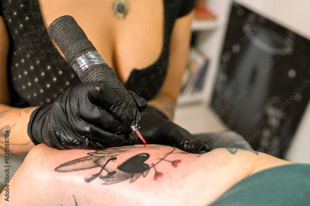 Ταπετσαρία Tattoo artist tattooing new body art design on client