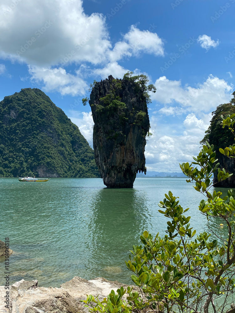 Obraz premium James Bond Island photo. Limestone cliffs, blue water in the Andaman Sea, Phang Nga Bay. National Park of Thailand, tropical island paradise. Sunny landscape. Phuket travel, Southeast Asia tour