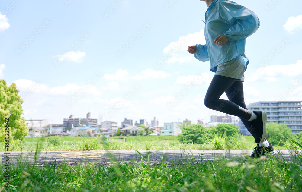 Naklejka premium 屋外でランニングする40代女性 顔無し