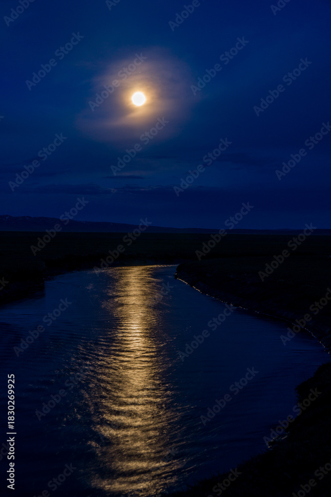 Fototapeta premium Reflection of the moon in the water at night