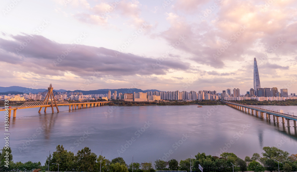 Obraz premium panoramic, tourist attractions in the city park of seoul City, Asia business concept image, panoramic modern cityscape building in korea. The most beautiful Viewpoint seoul city,south korea.
