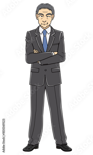 腕を組んでニヤニヤしているスーツの中年男性