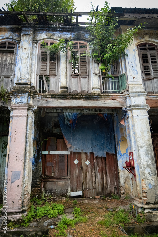 Fototapeta premium Facade of the old chinese abandoned house in Papan Heritage village in Perak Malaysia