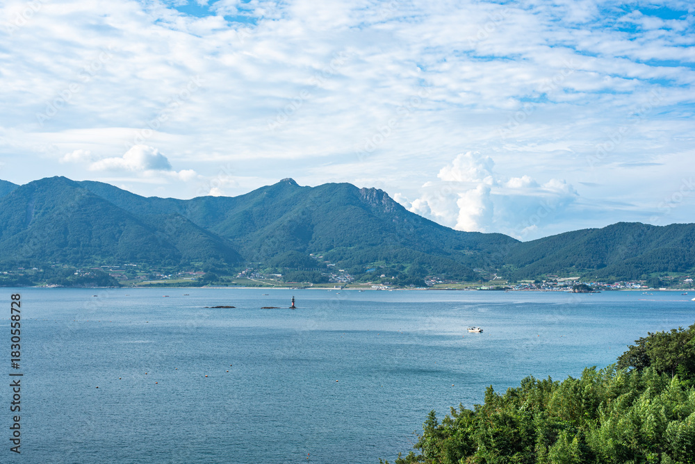 Obraz premium 바다와 산과 시골풍경